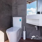 Stylish Havana With Sea Views, Private Pool & A/c וילה