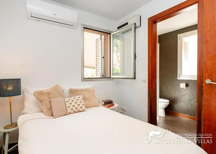 Stylish Havana With Sea Views, Private Pool & A/c Вілла Сіджас